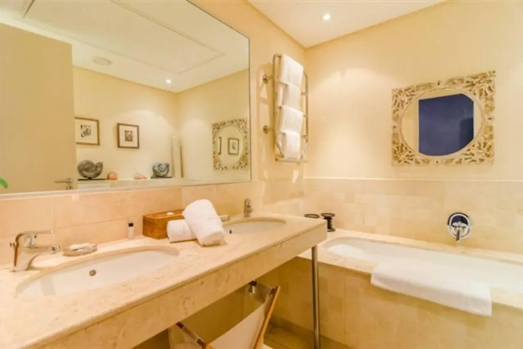 Parama 003 Secure, Luxurious Waterfront Apartment Cape Town